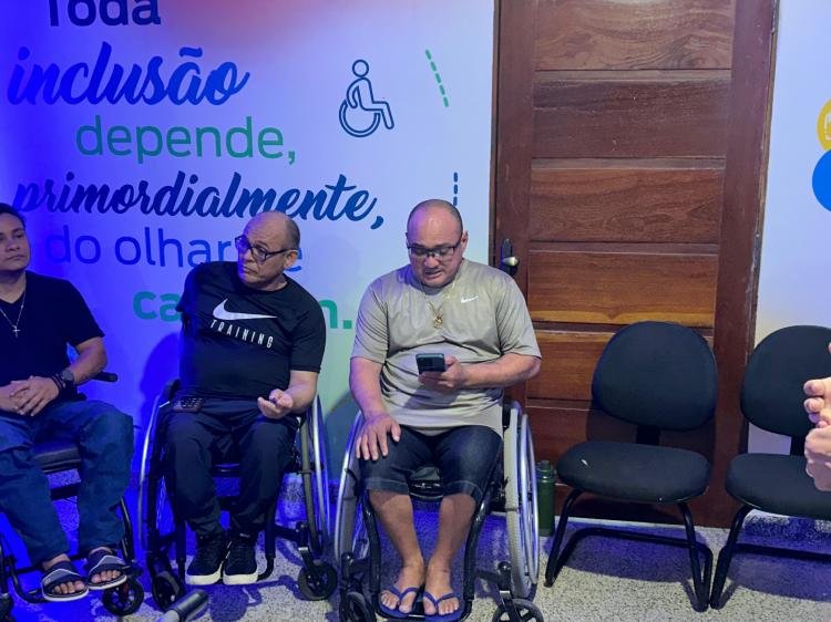 Grupo Equatorial entrega dez cadeiras motorizadas à ADFAP em Macapá