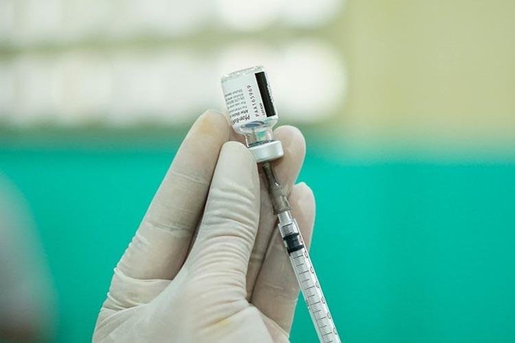 Segue aplicação da dose de reforço contra Covid-19 nesta sexta-feira (17)