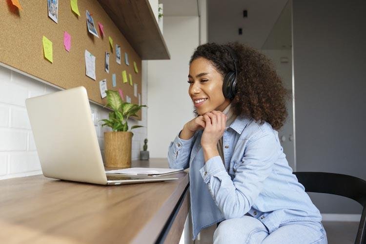 Mudança de carreira e aumento de renda motivaram busca por cursos on-line