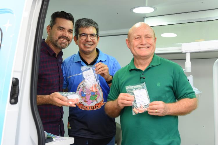 Santana amplia sorrisos com odontomóvel e entrega de 80 próteses dentárias