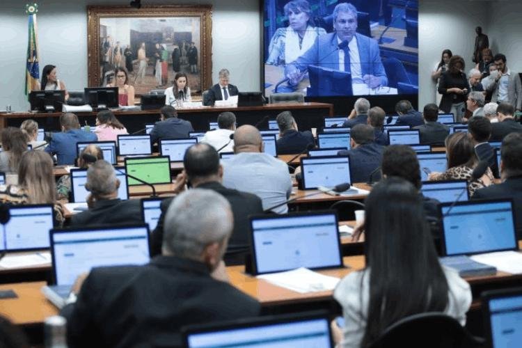 Comissão de Constituição e Justiça aprova proposta que permite ao Congresso suspender decisão do Supremo 
