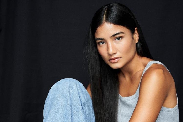 Top model de origem tupi-guarani, Dandara Queiroz promove projeto social em comunidades vulneráveis