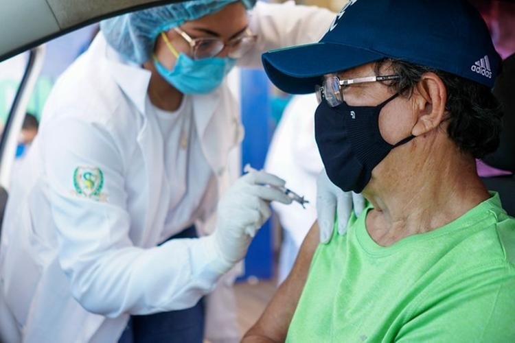 População com 30 anos é vacinada contra covid-19 nesta terça-feira