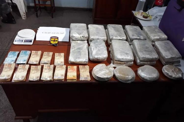 Bope apreende 26 quilos de drogas em 5 malas e R$ 12 mil em área de aeroporto no AP; 6 foram presos