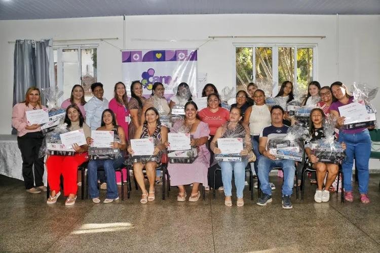 Governo do Amapá certifica mulheres e entrega kits profissionais para incentivá-las a empreenderem na área da beleza