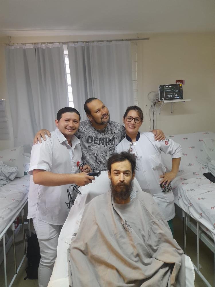 Enfermeiro transforma corte de cabelo em resgate à autoestima de pacientes em hospital 100% SUS