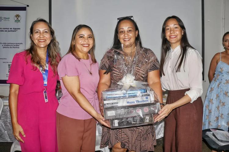 Governo do Amapá certifica mulheres e entrega kits profissionais para incentivá-las a empreenderem na área da beleza