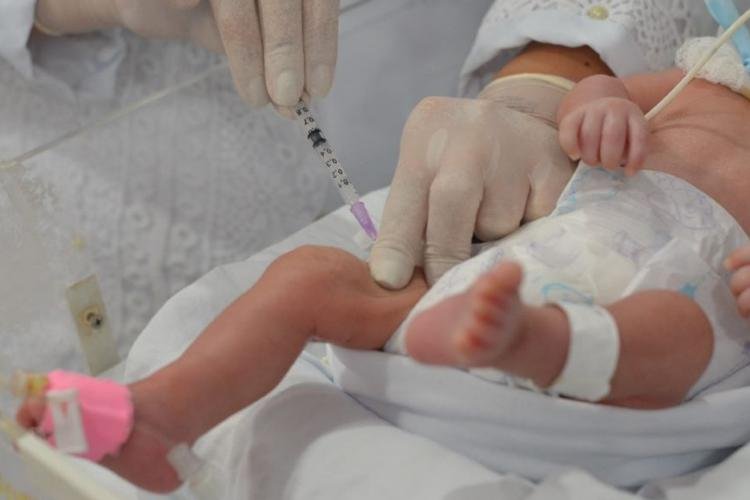 Bebês recebem vacina hexavalente na Maternidade Mãe Luzia