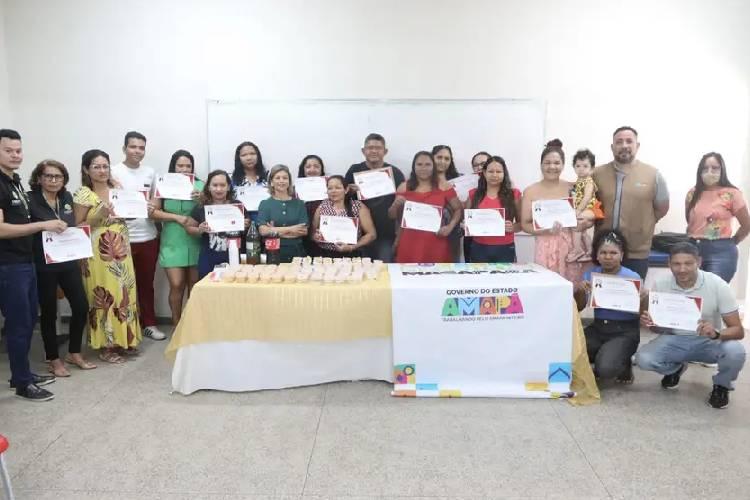Moradores do Residencial Macapaba recebem certificado de curso sobre TDAH, realizado pelo Governo do Estado