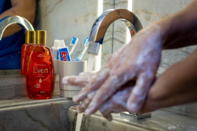 Cuidar das mãos é um gesto de saúde: Even destaca os principais cuidados com apoio da dermatologista Daniela Barbosa