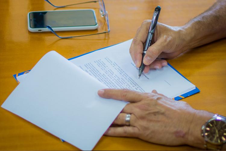 Uso facultativo de máscaras e obrigatoriedade em escolas e unidades de saúde é mantido