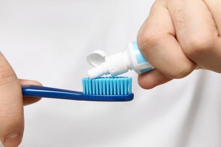 Quase metade dos brasileiros não troca de escova de dentes regularmente