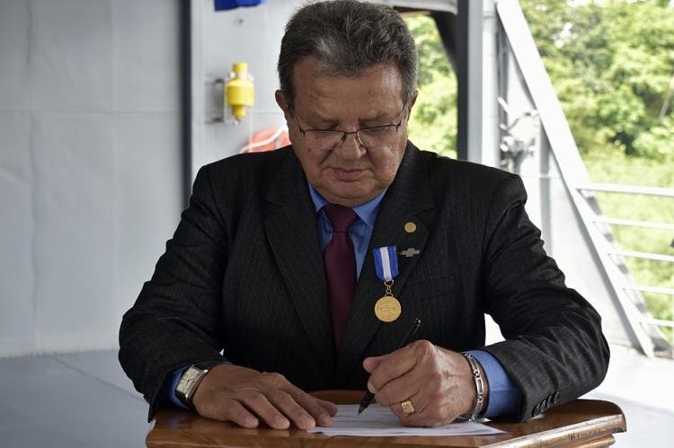 Iraçu Colares é agraciado com medalha durante solenidade da Marinha do Brasil
