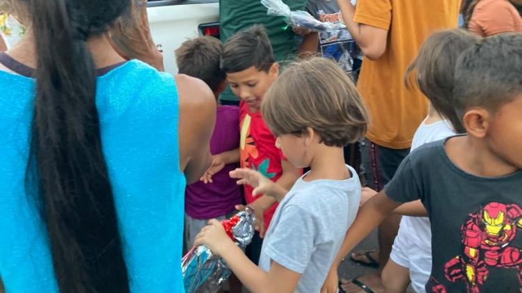 Prefeitura de Santana inicia construção de passarelas de concreto no bairro Elesbão com grande festa comunitária