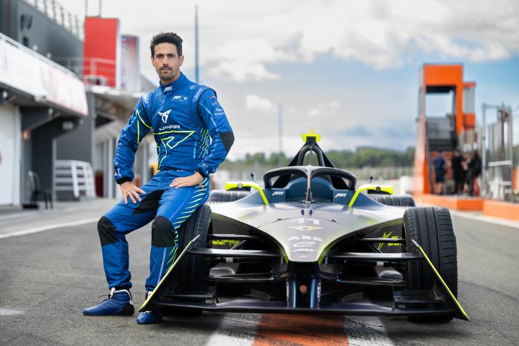 Embaixador da ONU e campeão de automobilismo, Lucas di Grassi desembarca no Brasil!