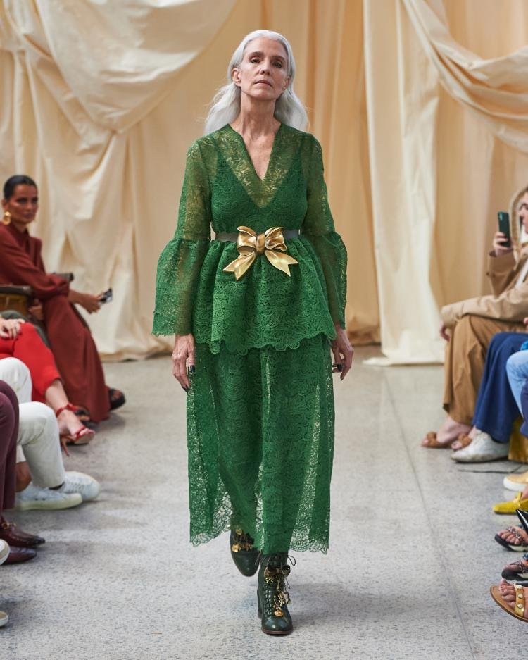 Beleza em toda idade: aos 64 anos, Monica Maligo faz sucesso como modelo - 