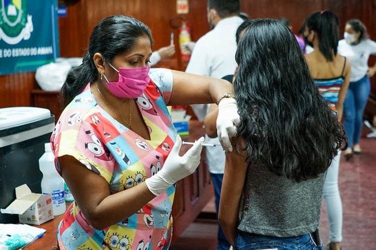 Adolescentes de 12 anos nascidos entre julho a dezembro são vacinados nesta sexta-feira (10)