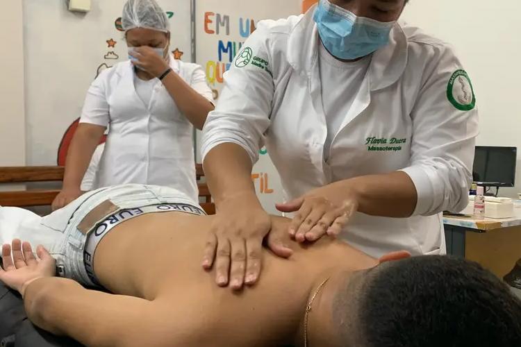 Pacientes e profissionais da psiquiatria do Hospital de Clínicas Alberto Lima ganham dia de cuidados com a saúde mental