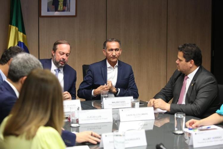Junto a lideranças do Amapá, Alcolumbre trabalha para impedir reajuste de mais de 40% na conta de luz do amapaense