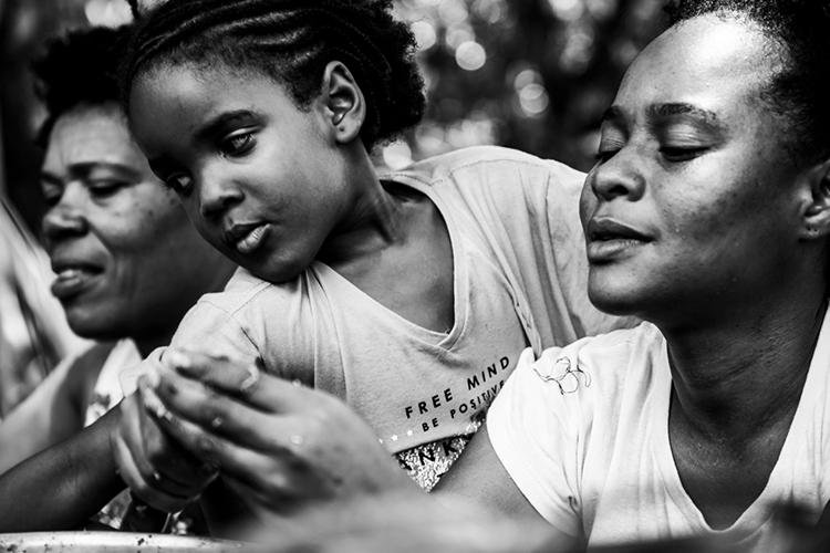 Dia Mundial da Fotografia: fotógrafo retrata cotidiano das mulheres do Quilombo Kaonge