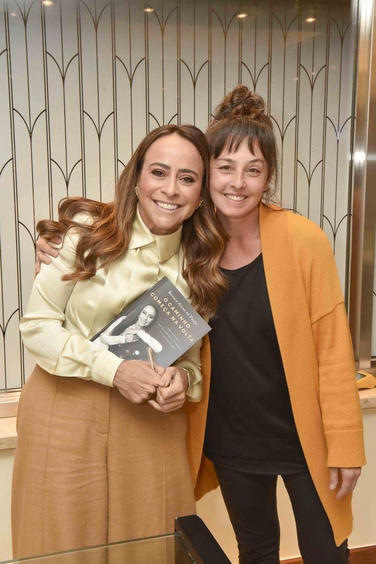 Luiza Helena Trajano e João Armentano prestigiam o lançamento do livro da empresária Renata de Paula - O caminho começa na Volta