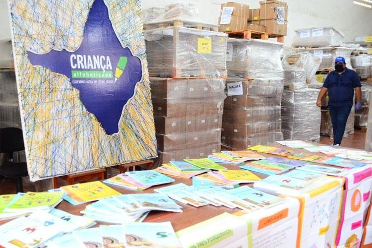 Programa Criança Alfabetizada entrega mais de 88 mil kits pedagógicos às escolas de todo Amapá