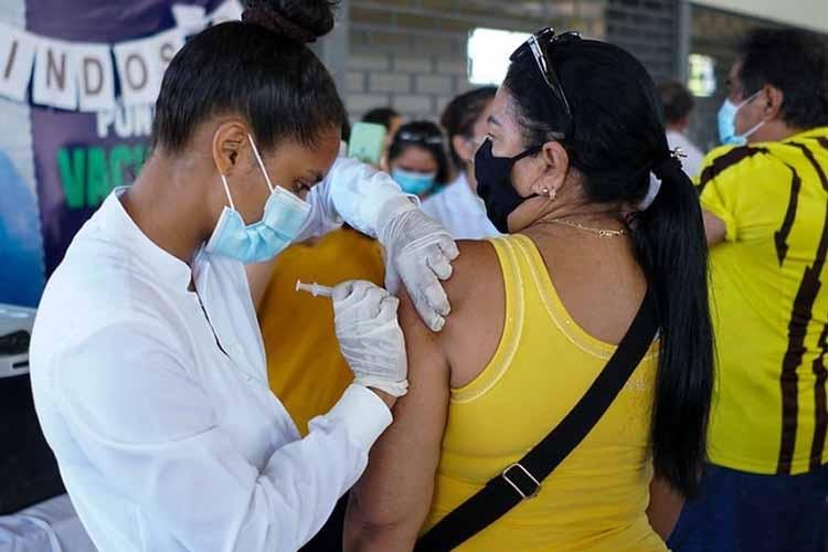 Pessoas de 40 anos começam a ser vacinadas contra a Covid-19 nesta segunda-feira (5)