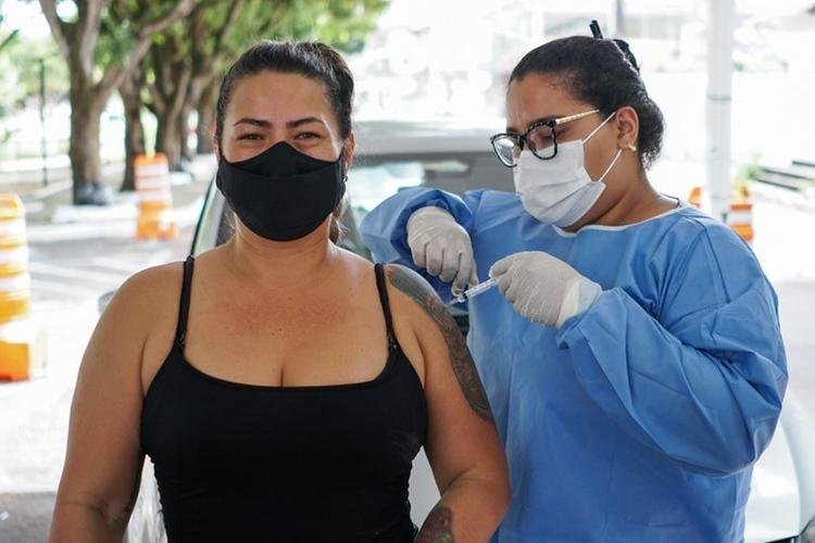 Vacinação contra a covid-19 para pessoas acima de 27 anos acontece nesta sexta-feira (23)