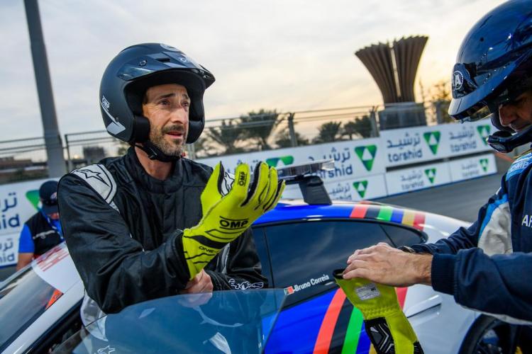 Vencedor do Oscar, Adrien Brody pilota carro da Fórmula E no deserto!