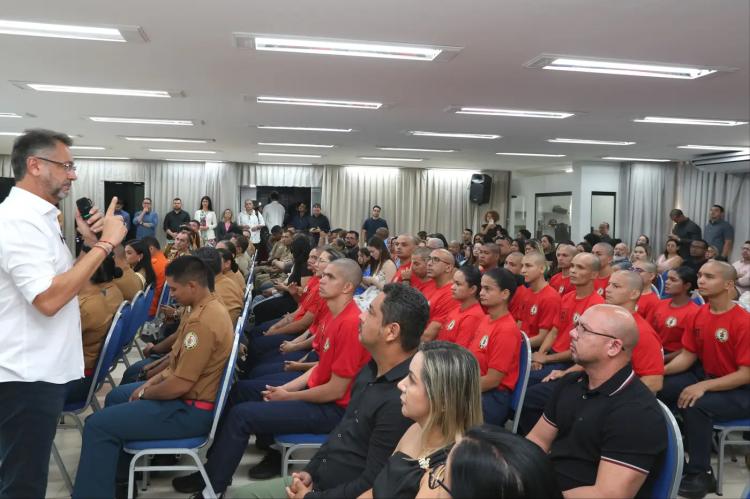 Governador Clécio recepciona os 22 alunos-soldados de turma complementar do Corpo de Bombeiros Militar do Amapá: 'zeramos mais um concurso público'