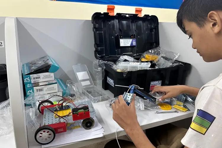 Governo do Amapá inova na educação com ensino de robótica e impressora 3D em escola de Oiapoque