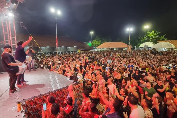 Grupo Fundo de Quintal agita última noite do 28º Encontro dos Tambores