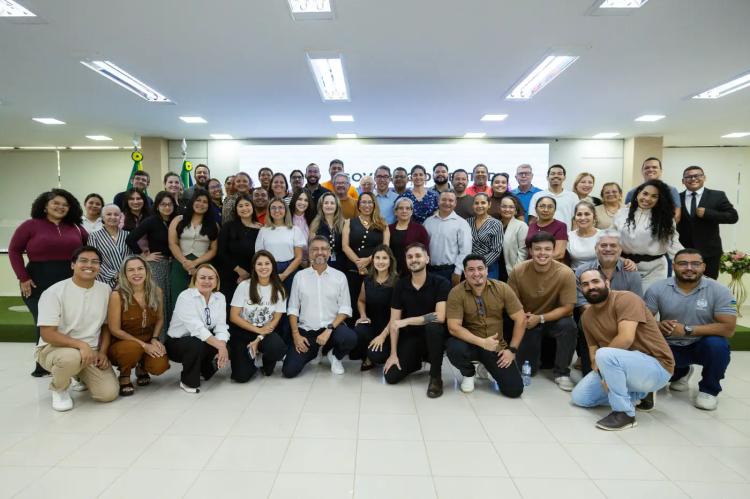 Clécio Luís homenageia servidores estaduais em visita a secretarias e agradece compromissos que resultaram em avanços na gestão