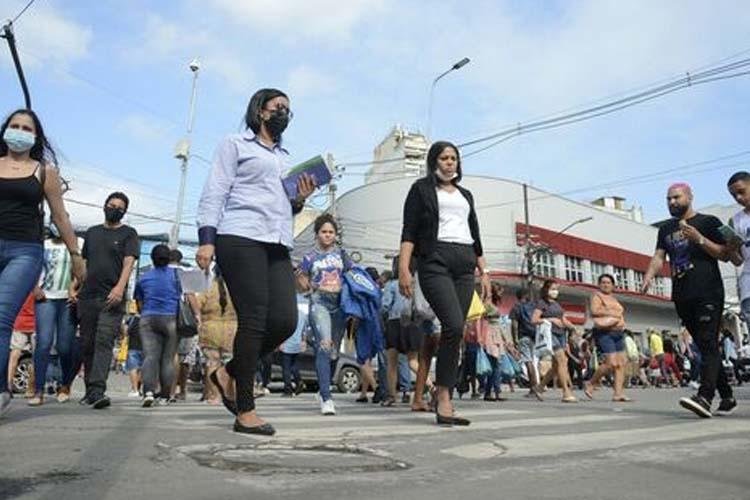 Covid-19: Média móvel de mortes caiu 90% em comparação com o pico da pandemia