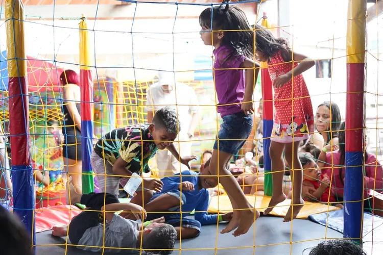 Governo do Amapá promove Ação Solidária de Natal e fortalece vínculos com moradores de passarela do Bairro Congós, em Macapá