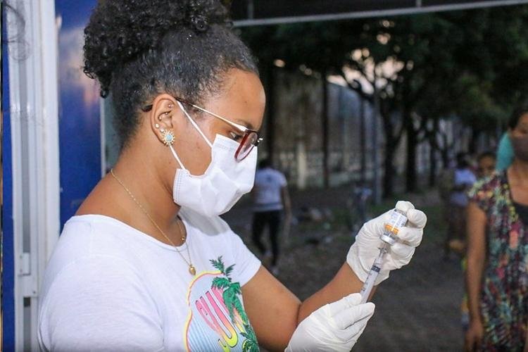 COVID-19: Público de 42 anos ou mais são vacinados nesta terça-feira (29); confira outros grupos