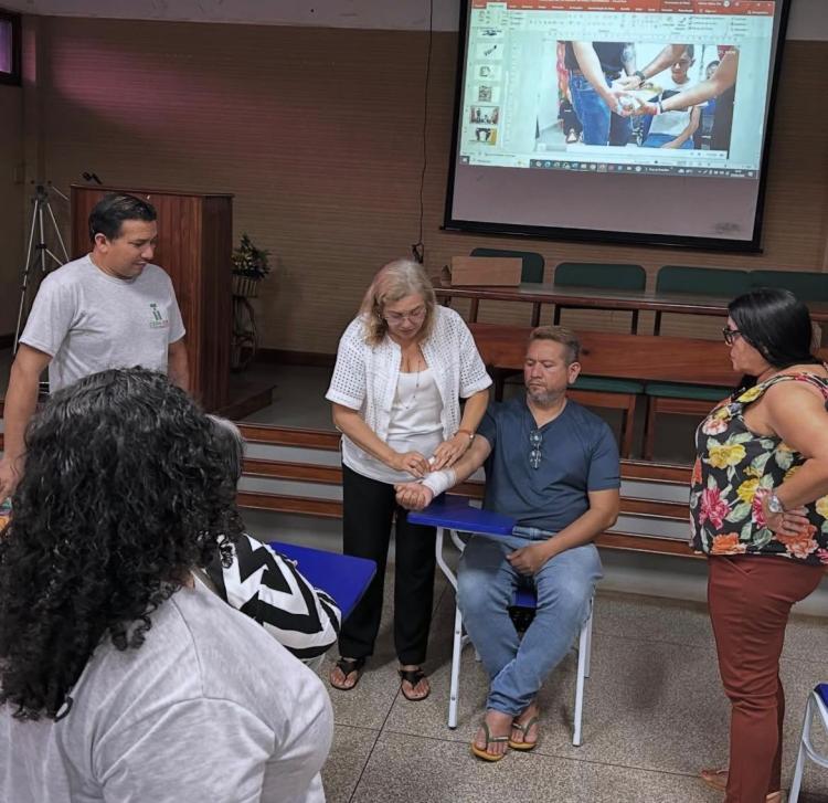 Alunos do Curso Técnico de Guia de Turismo do Cepajob participam de aula prática sobre primeiros socorros