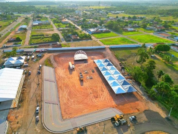 Area de show recebe últimos preparativos para as atrações da Expofeira