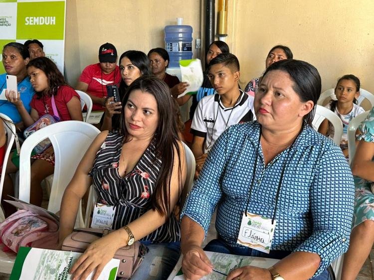 Alunos aprendem a produzir vassouras ecológicas em oficina promovida pela Semduh