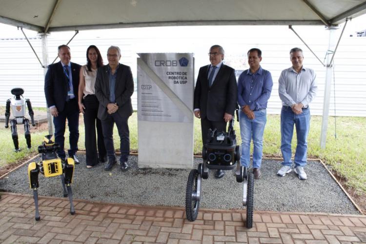 Evento marca lançamento da pedra fundamental do prédio do Centro de Robótica no campus de São Carlos