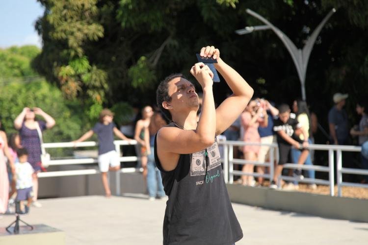 Amantes da astronomia se reúnem no monumento Marco Zero para observar o Eclipse Solar Anular