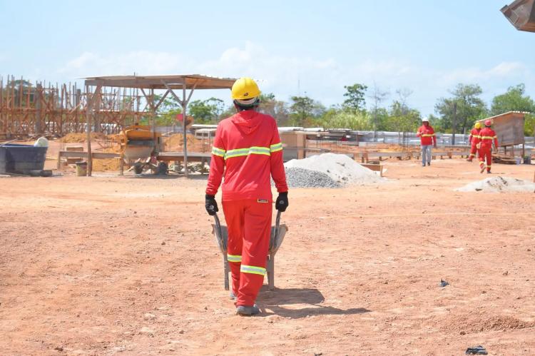 Governo do Amapá constrói nova maternidade porte 1 no município de Santana, obra está com mais de 50% de fundação concluída