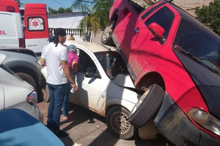 Caminhonete fica em cima de carro após acidente com 5 veículos no Centro de Macapá; VÍDEO