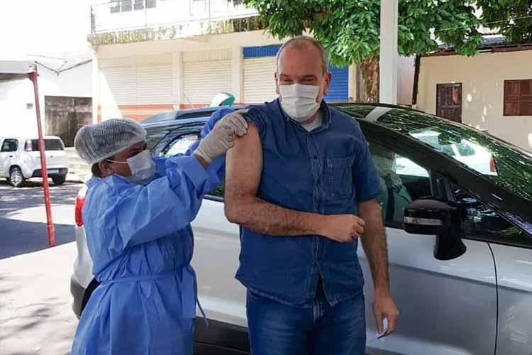Vice-governador toma primeira dose de vacina contra a covid-19