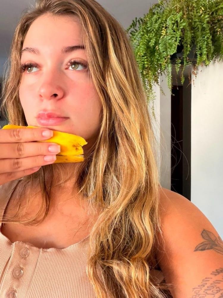 Candidata ao Miss Bumbum pelo Rio aposta em skincare diário com casca de banana e diz gastar menos de R$ 100 por mês com maquiagem