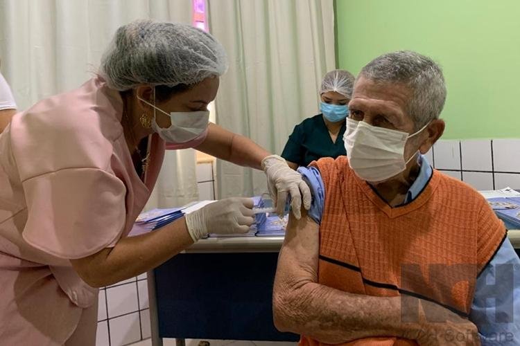 Covid-19: doses de reforço serão aplicadas em idosos a partir de 70 anos