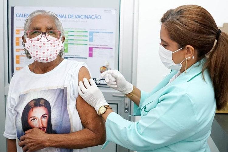Vacinação contra Covid-19 atende públicos aptos para 1ª, 2ª e 3ª dose em Macapá 