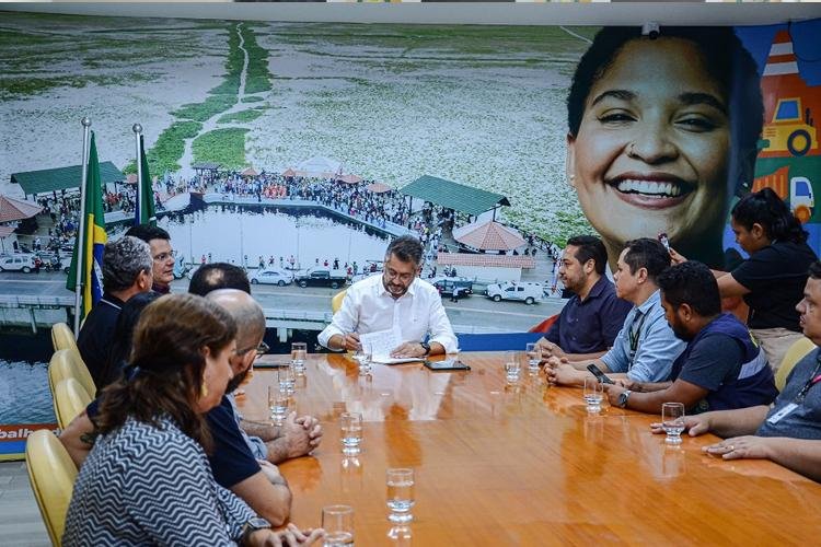 Governador Clécio Luís assina decreto com diretrizes para acelerar o processo de regularização fundiária no Amapá