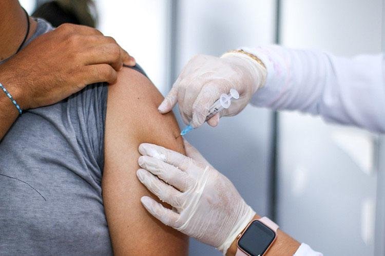 Covid-19: público imunossuprimido pode receber a terceira dose nesta sexta-feira (12)