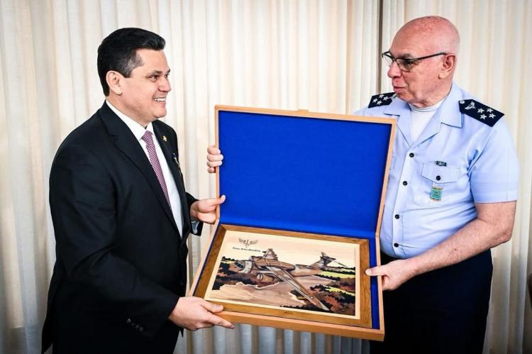 Davi Alcolumbre recebe Medalha Mérito Santos Dumont da Força Aérea Brasileira